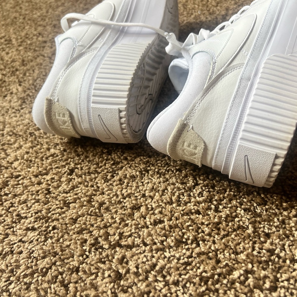 White Nike women’s  Sneakers - Picture 4 of 7